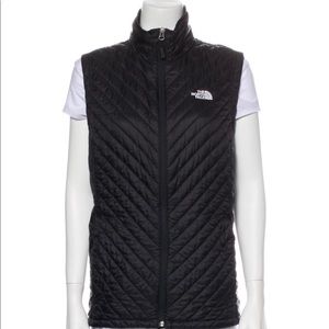 WOMEN’S NORTH FACE VEST SIZE EXTRA LARGE